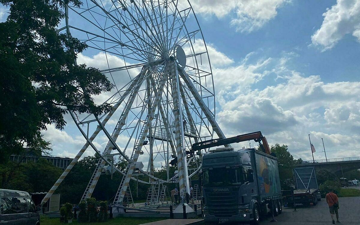 Riesenrad auf ersatz kiliani wird abgebaut Riesenrad auf ersatz kiliani wird abgebaut